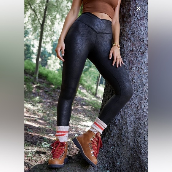 OFFLINE By Aerie Hugger Crackle Crossover Legging Black Hi Rise Medium & Small - Picture 1 of 9